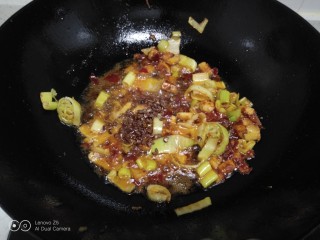 8、美味小龙虾,放入豆瓣酱炒香。