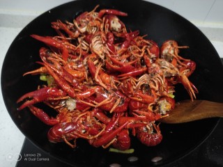 9、美味小龙虾,放入小龙虾。