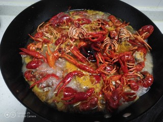 11、美味小龙虾,炖10分钟加入耗油。
