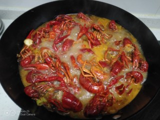 12、美味小龙虾,加入料酒。