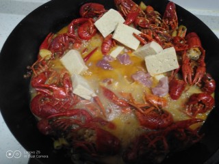 13、美味小龙虾,放入豆腐、猪肉片。