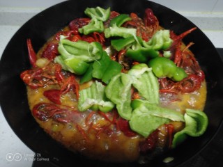 14、美味小龙虾,炖2分钟,放入菜椒片。
