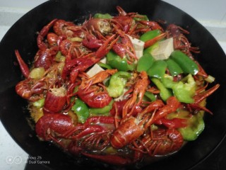 15、美味小龙虾,翻炒均匀。