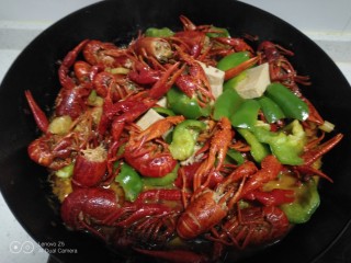 16、美味小龙虾,加入鸡精。