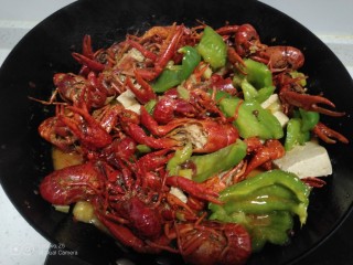 17、美味小龙虾,翻炒均匀。