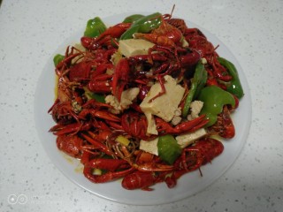 18、美味小龙虾,盛入盘中。