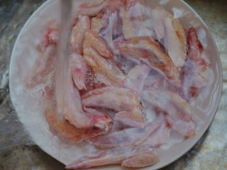 1、香辣鸡翅尖,买回来的鸡翅泡水10分钟