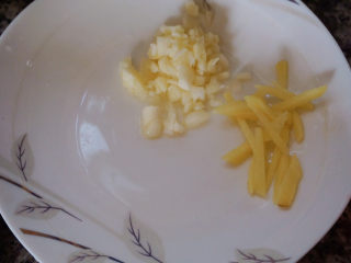 7、香辣鸡翅尖,少许姜片