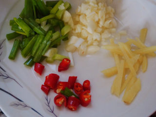 9、香辣鸡翅尖,还有适量的红米椒（红米椒可根据个人口味来增减）