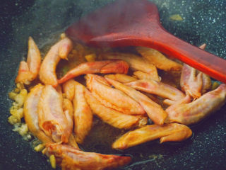 14、香辣鸡翅尖,倒入腌制好的鸡翅尖