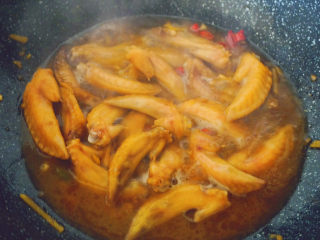 16、香辣鸡翅尖,加入适量清水焖煮8分钟