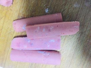1、蛋烧火腿块,火腿肠中间切断再横切