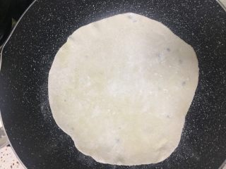3、蛋烧火腿块,锅中不放油,把手抓薄饼放入锅中
