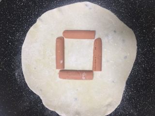 4、蛋烧火腿块,摆好火腿啊