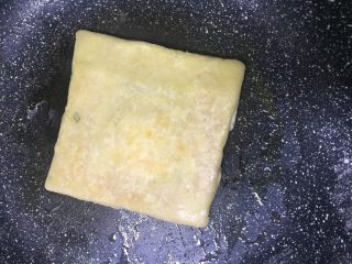 10、蛋烧火腿块,用底油锁住下边的口