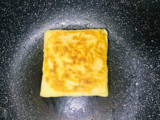 12、蛋烧火腿块,煎至两面金黄色后关火