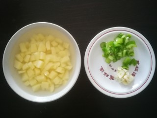 1、土豆焖面,土豆削皮切块，青椒和蒜切块备用
