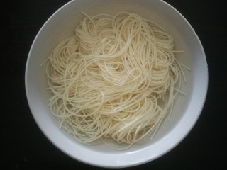 2、土豆焖面,锅里煮水沸腾后，放入挂面，煮至5成熟，可见白芯，过凉水两次备用(面条生也没关系，不要怕，因为后面还要焖，或者煮面2分钟)