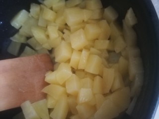 3、土豆焖面,热锅热油，将土豆块倒入翻炒至有香味或者颜色变黄，倒入青椒块和蒜，稍微翻炒，倒入一小碗水