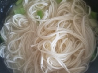 4、土豆焖面,加入面条