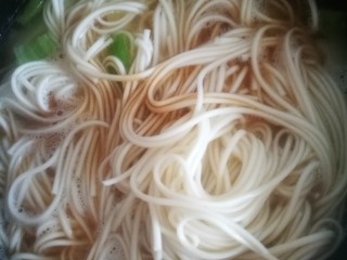 5、土豆焖面,放盐，放酱油，搅拌一下，盖上锅盖