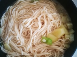 6、土豆焖面,锅中只省一点水或者面条熟了，关火，搅拌面条