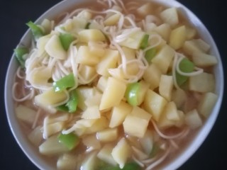 7、土豆焖面,成品，调料很少，土豆味道软绵绵的，味道还可以，适合喜欢清淡饮食的亲们(●✿∀✿●)