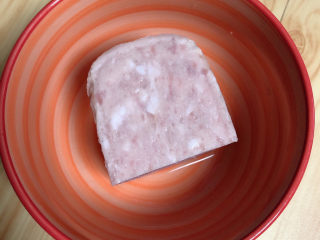 2、青菜炒饭,准备午餐肉半盒。