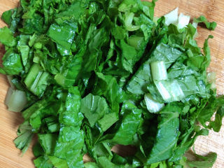 3、青菜炒饭,青菜切段儿待用。