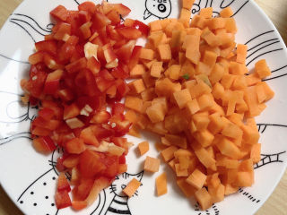 4、青菜炒饭,胡萝卜、红椒切丁待用。