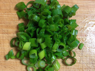 5、青菜炒饭,小葱切末儿待用。