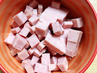 6、青菜炒饭,午餐肉切丁儿待用。