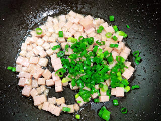 8、青菜炒饭,加入小葱末煸香。