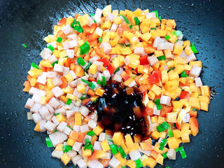 10、青菜炒饭,加入耗油。