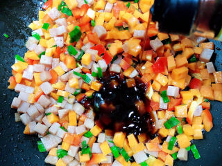 11、青菜炒饭,加入生抽，翻炒均匀。