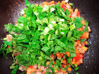 13、青菜炒饭,加入青菜翻炒均匀。