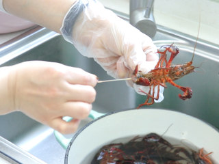 1、蒜香小龙虾,将虾线去除