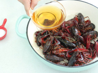 2、蒜香小龙虾,放入料酒