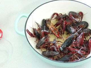 3、蒜香小龙虾,倒入食盐，腌制清理
