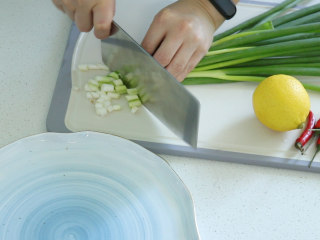 4、蒜香小龙虾,将小葱切碎