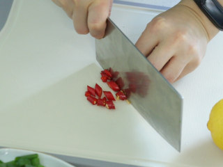5、蒜香小龙虾,小米椒切段