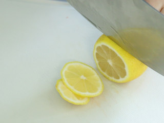 6、蒜香小龙虾,柠檬切片