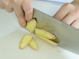 7、蒜香小龙虾,姜切片