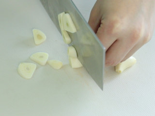 8、蒜香小龙虾,准备几瓣蒜切片