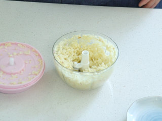 9、蒜香小龙虾,剩下的几头蒜都打成蒜末