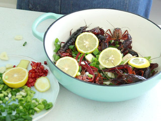 11、蒜香小龙虾,放入准备好的食材，再搅拌腌制一会