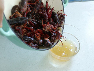 10、蒜香小龙虾,倒出腌制的汁，将小龙虾清洗干净