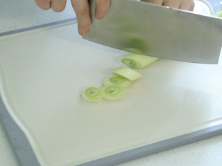 12、蒜香小龙虾,将大葱切段