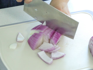13、蒜香小龙虾,洋葱切碎