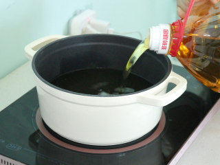 14、蒜香小龙虾,在锅中倒入食用油